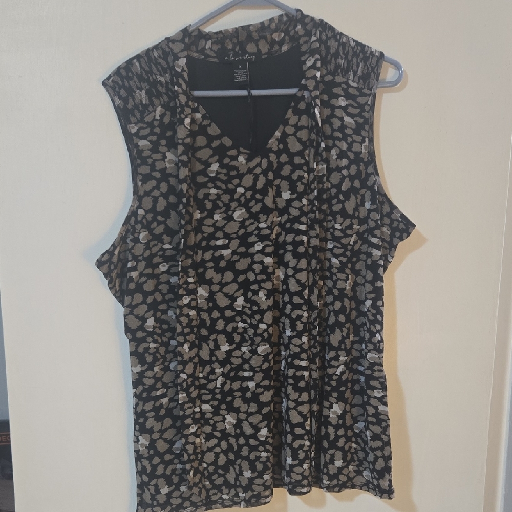 Chic Black and Cream Sleeveless Blouse